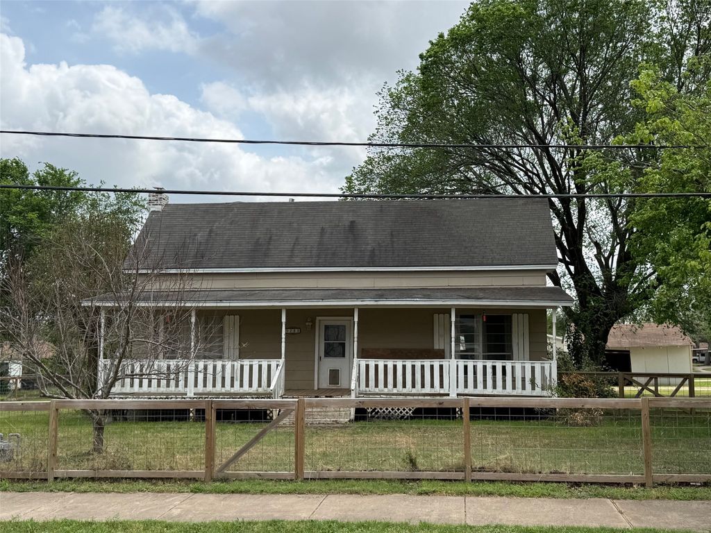 280 W 4th Street, Crawford, TX 76638