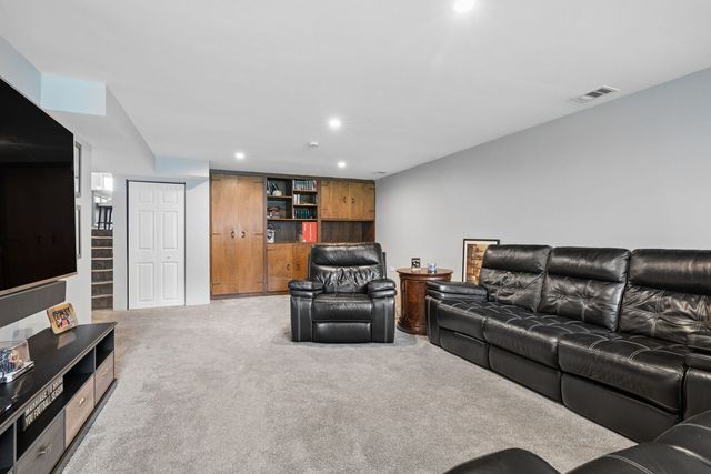 652 S Poplar Avenue, Elmhurst, IL 60126