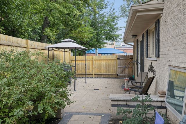 652 S Poplar Avenue, Elmhurst, IL 60126