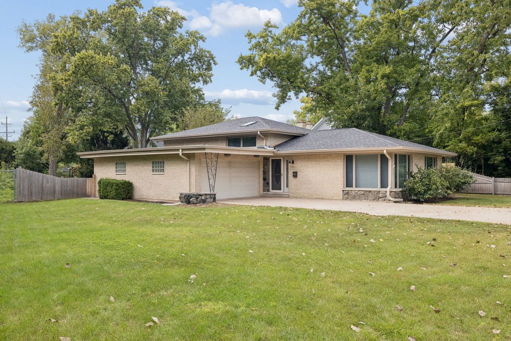652 S Poplar Avenue, Elmhurst, IL 60126