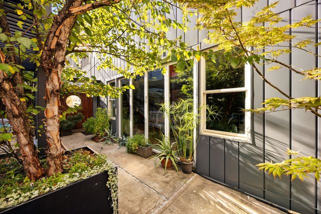 19 CONSELYEA Street, New York City, NY 11211