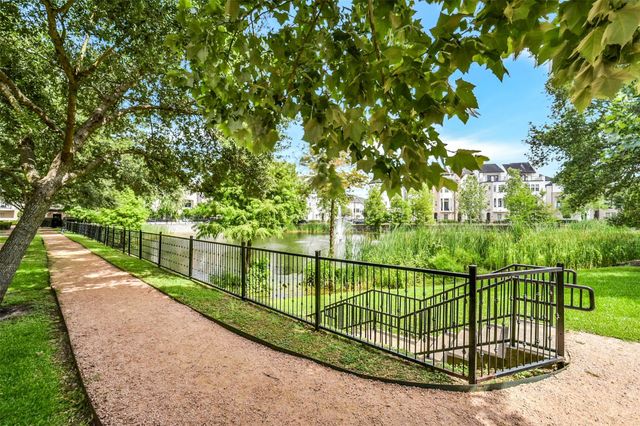 2058 Fannin Station N, Houston, TX 77045