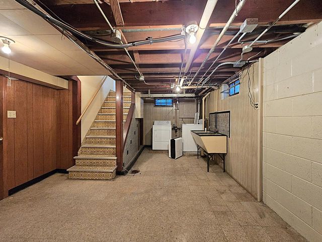 1104 S 107th STREET, West Allis, WI 53214