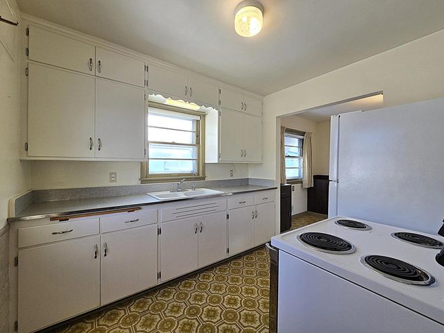 1104 S 107th STREET, West Allis, WI 53214