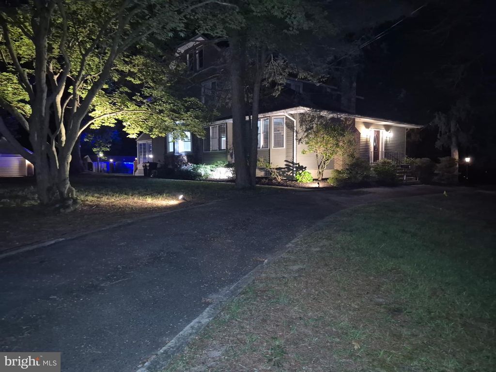 267 W WHITE HORSE PIKE, Berlin, NJ 08009