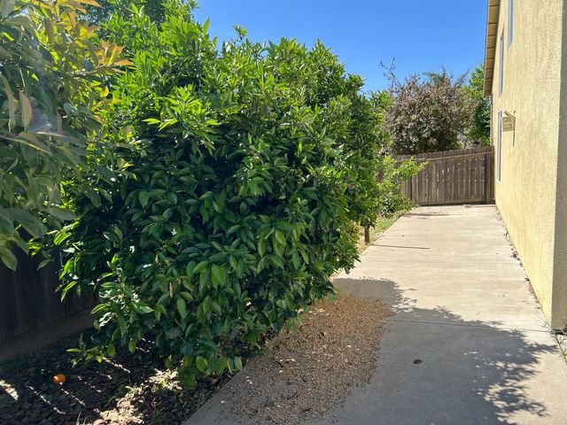 1808 N Rancho Encantado Ct, Modesto, CA 95358