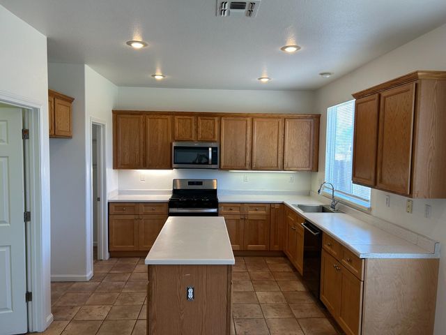 1808 N Rancho Encantado Ct, Modesto, CA 95358