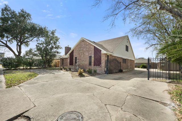 10614 Huntington Point Drive, Houston, TX 77099