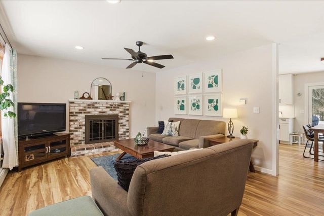 31 Greenbriar Drive, Essex, VT 05452