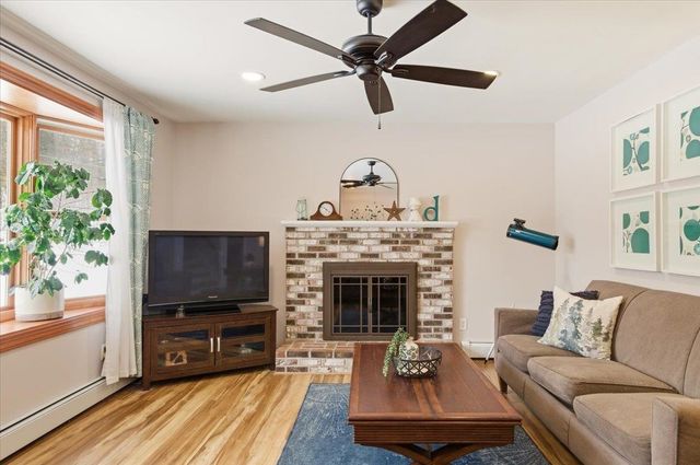 31 Greenbriar Drive, Essex, VT 05452