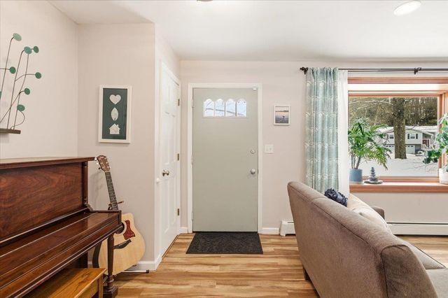 31 Greenbriar Drive, Essex, VT 05452