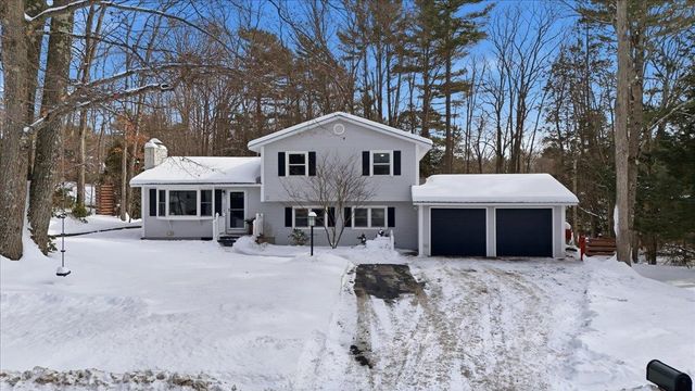 31 Greenbriar Drive, Essex, VT 05452