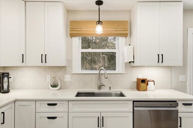 31 Greenbriar Drive, Essex, VT 05452