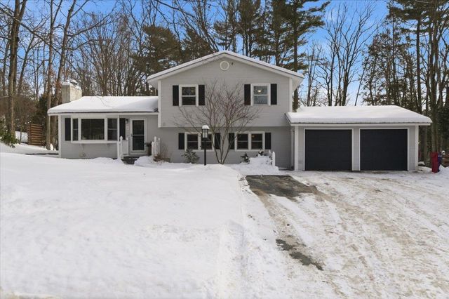 31 Greenbriar Drive, Essex, VT 05452