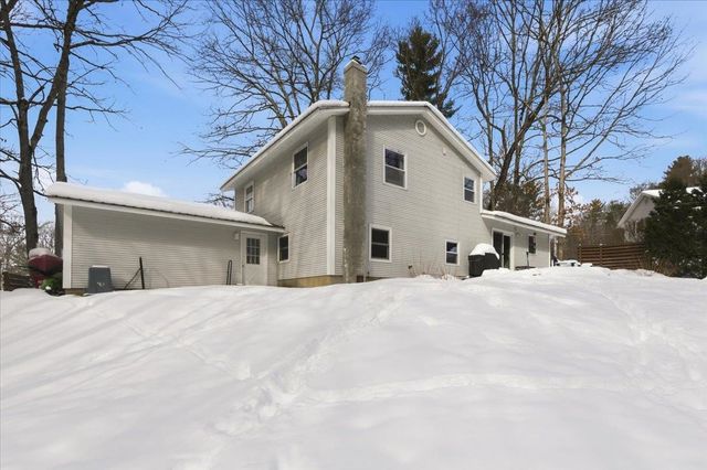 31 Greenbriar Drive, Essex, VT 05452
