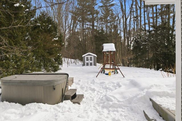 31 Greenbriar Drive, Essex, VT 05452