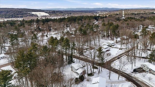 31 Greenbriar Drive, Essex, VT 05452