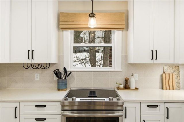 31 Greenbriar Drive, Essex, VT 05452