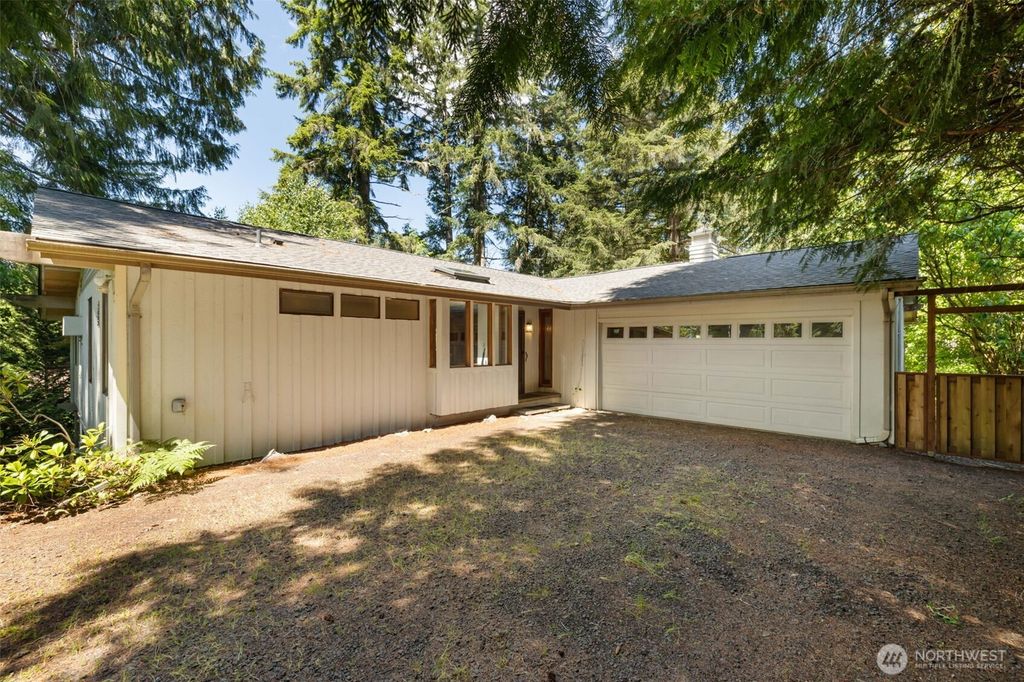 31 E Village View Drive, Allyn, WA 98524