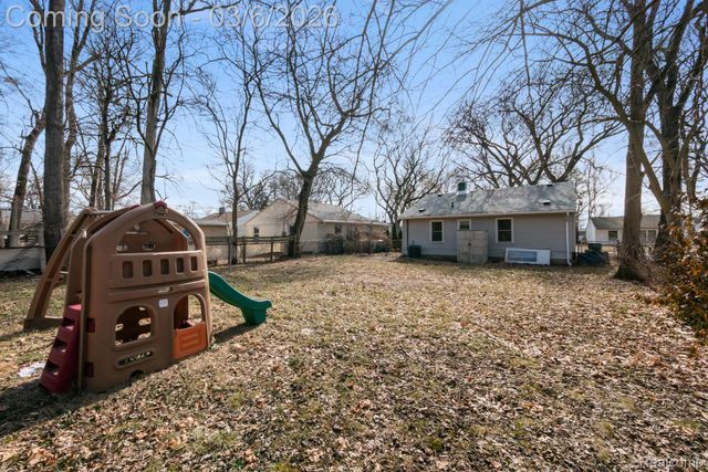 10040 Albany Street, Oak Park, MI 48237