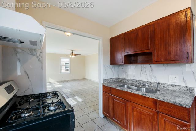 10040 Albany Street, Oak Park, MI 48237