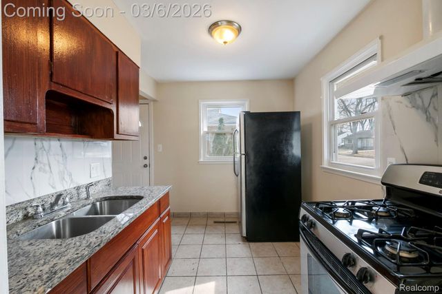 10040 Albany Street, Oak Park, MI 48237