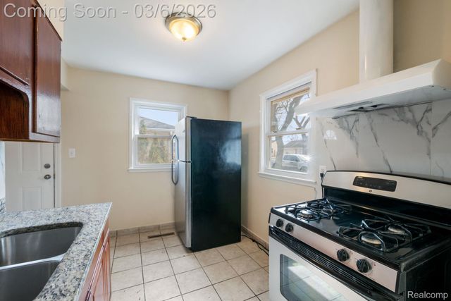 10040 Albany Street, Oak Park, MI 48237