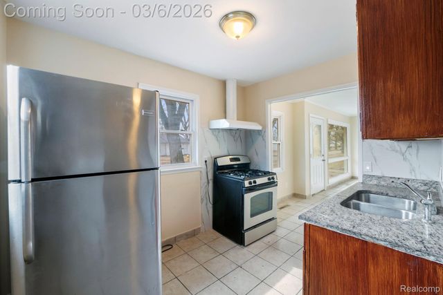 10040 Albany Street, Oak Park, MI 48237