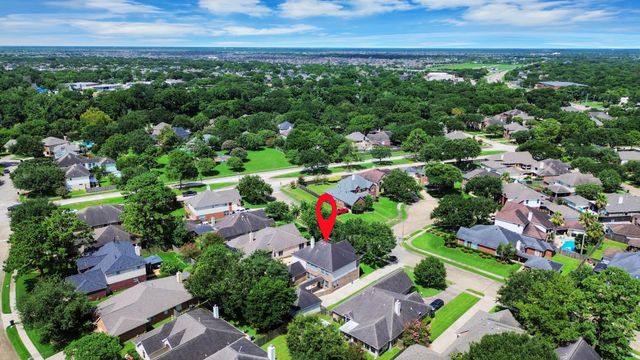 233 Rustic Oaks Drive, League City, TX 77573