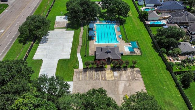 233 Rustic Oaks Drive, League City, TX 77573