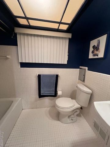 20385 Harbor Lane, Southfield, MI 48076