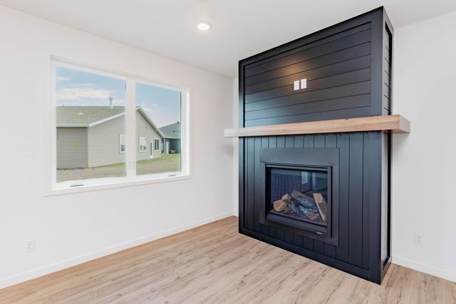 407 16th Street NE, Dilworth, MN 56529