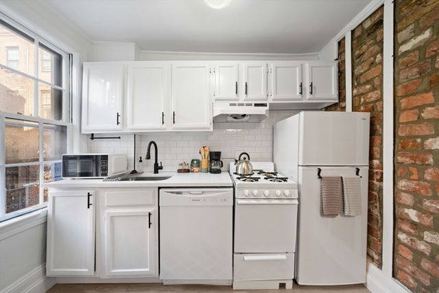 102 Revere St, Boston, MA 02114