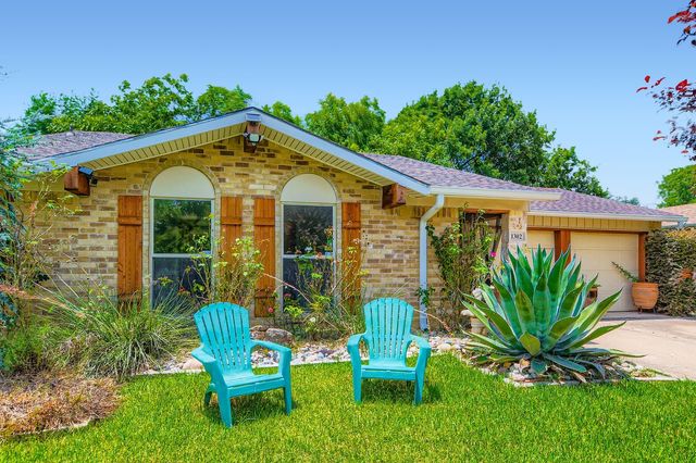 1302 N San Saba Street, Grand Prairie, TX 75052