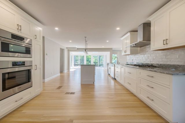 18 Marscot Way, Plymouth, MA 02360