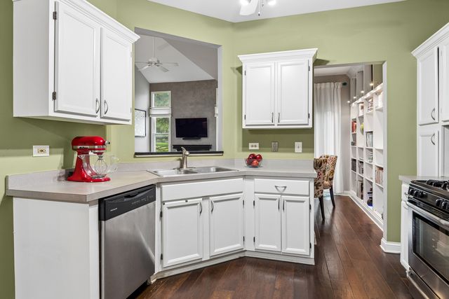 1211 Rhodes Lane, Naperville, IL 60540