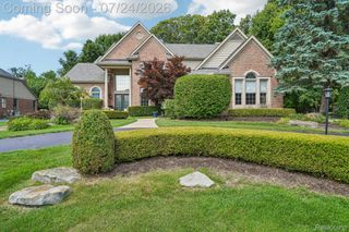 4500 Boxwood Court, Oakland Charter Township, MI 48306