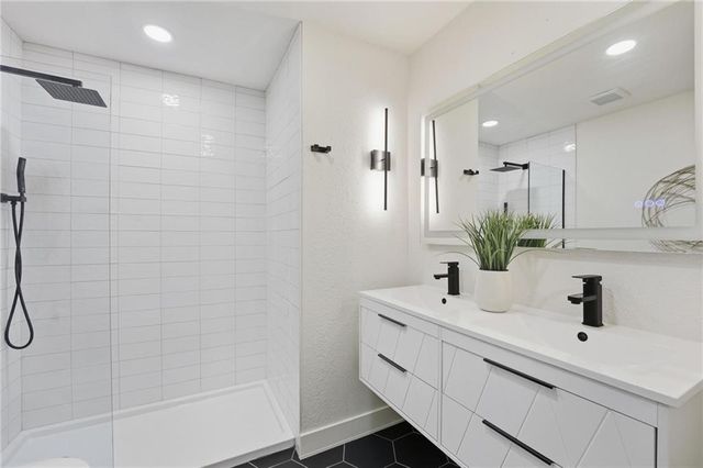 527 Lancelot Drive, Liberty, MO 64068