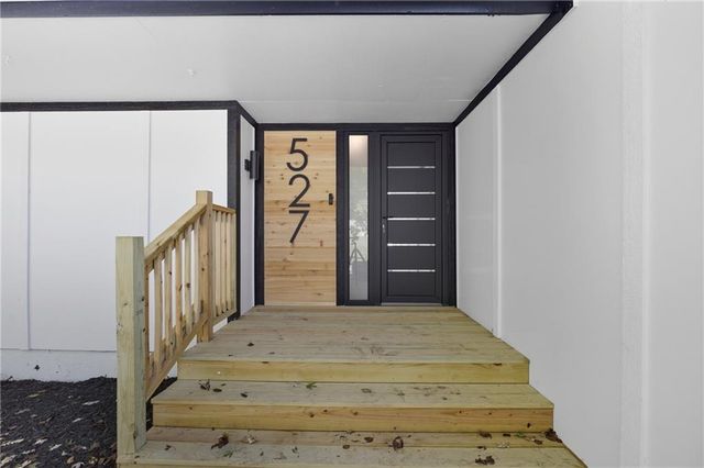 527 Lancelot Drive, Liberty, MO 64068