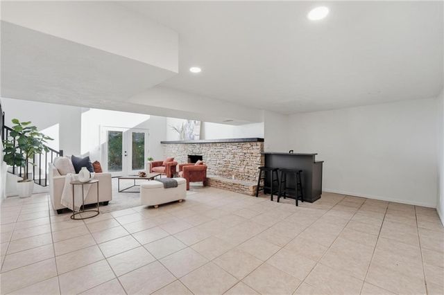 527 Lancelot Drive, Liberty, MO 64068