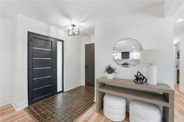 527 Lancelot Drive, Liberty, MO 64068