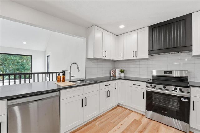 527 Lancelot Drive, Liberty, MO 64068