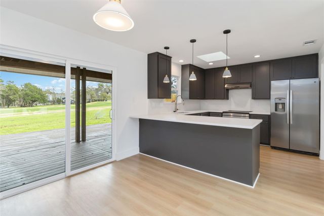 16 Country LN, Wimberley, TX 78676