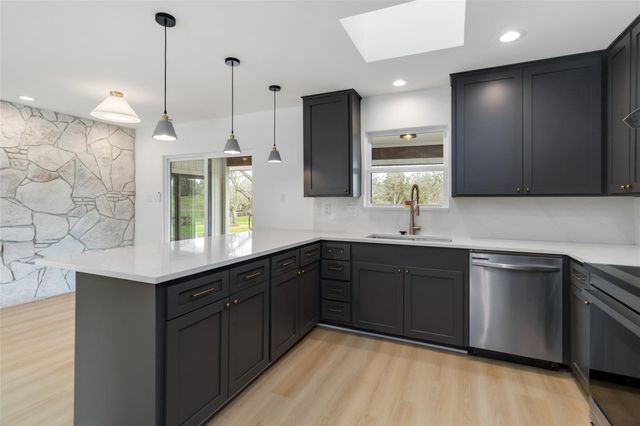 16 Country LN, Wimberley, TX 78676