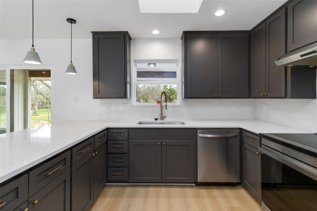 16 Country LN, Wimberley, TX 78676