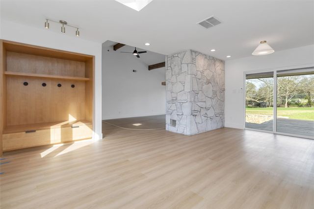 16 Country LN, Wimberley, TX 78676