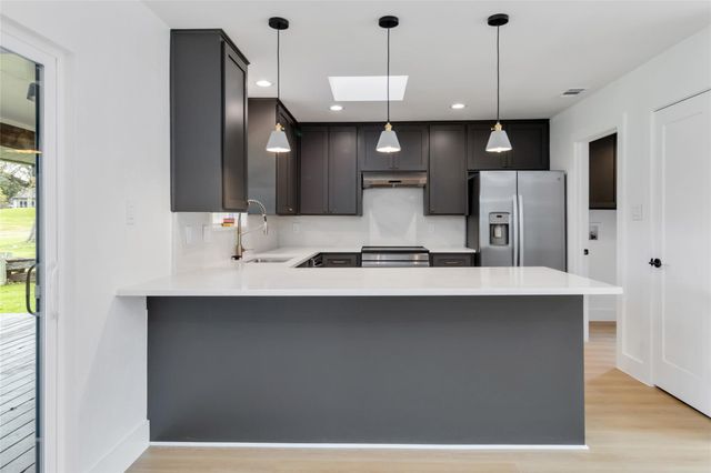 16 Country LN, Wimberley, TX 78676