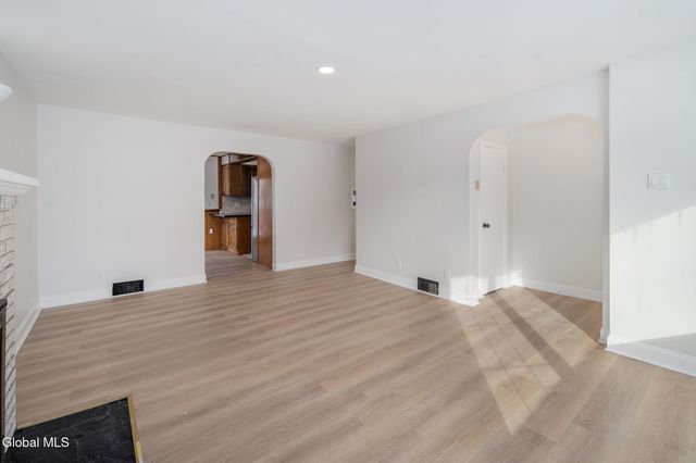 7 Mullen Drive, Rotterdam, NY 12306