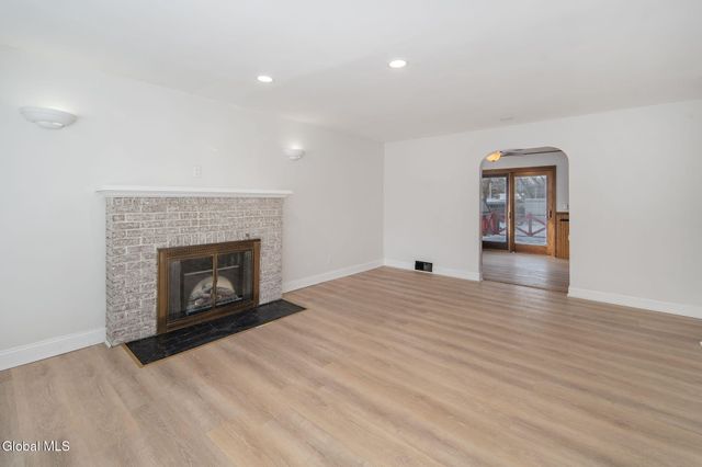 7 Mullen Drive, Rotterdam, NY 12306