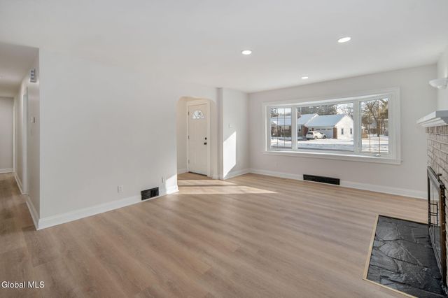 7 Mullen Drive, Rotterdam, NY 12306